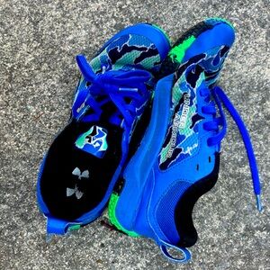 Boys size 4 Under Armour tennis shoes. Good used condition.